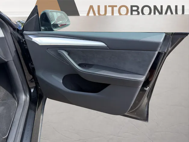 Tesla Model Y Performance D SOH 95.5% Weisses Interieur