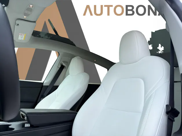 Tesla Model Y Performance D SOH 95.5% Weisses Interieur