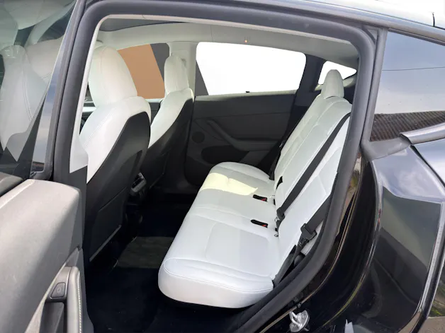 Tesla Model Y Performance D SOH 95.5% Weisses Interieur