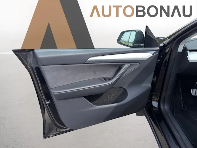 Tesla Model Y Performance D SOH 95.5% Weisses Interieur