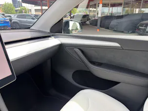 Tesla Model Y Performance D SOH 95.5% Weisses Interieur