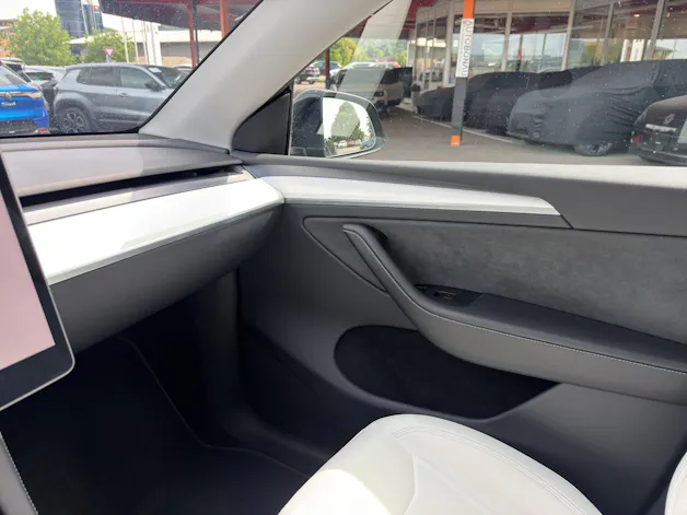 Tesla Model Y Performance D SOH 95.5% Weisses Interieur