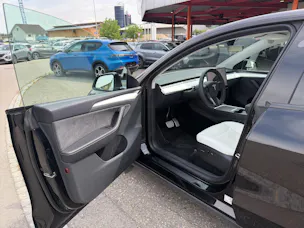 Tesla Model Y Performance D SOH 95.5% Weisses Interieur