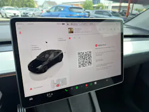 Tesla Model Y Performance D SOH 95.5% Weisses Interieur