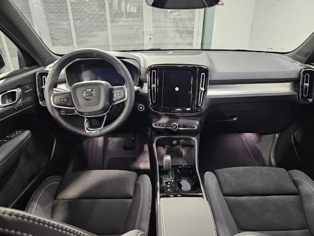 VOLVO XC40 2.0 B3 MH Plus Dark