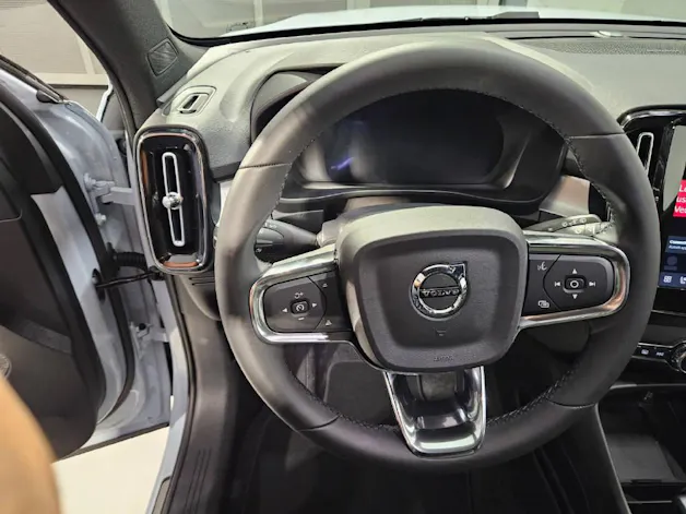 VOLVO XC40 2.0 B3 MH Plus Dark
