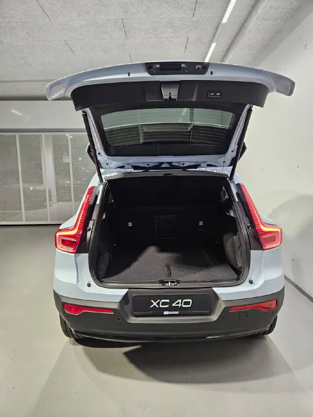 VOLVO XC40 2.0 B3 MH Plus Dark