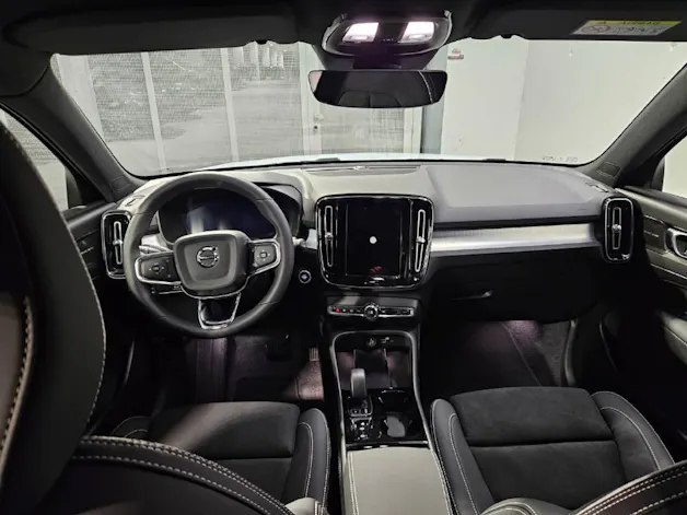 VOLVO XC40 2.0 B3 MH Plus Dark