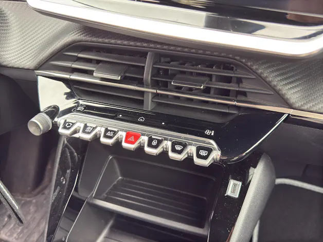 PEUGEOT 2008 1.2 Hybrid 145 Style