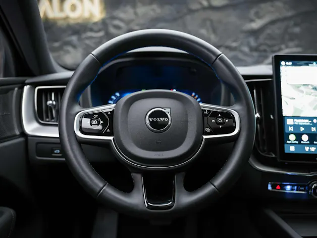 VOLVO XC60 B5 Benzin Mild Hybrid AWD Plus Dark Geartronic *Facelift*Werksgarantie*Panorama*Head-Up*Harman/Kardon*