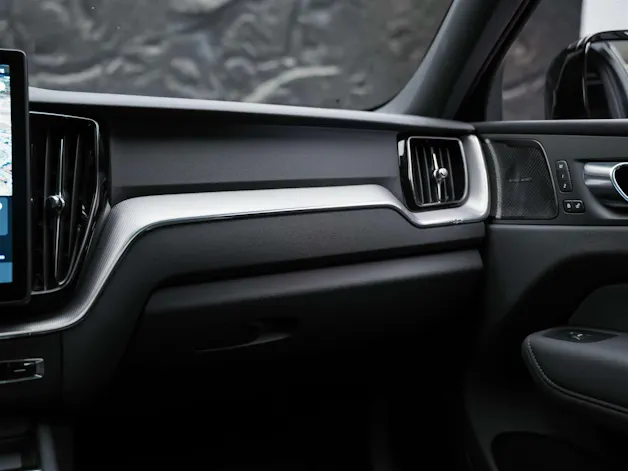 VOLVO XC60 B5 Benzin Mild Hybrid AWD Plus Dark Geartronic *Facelift*Werksgarantie*Panorama*Head-Up*Harman/Kardon*