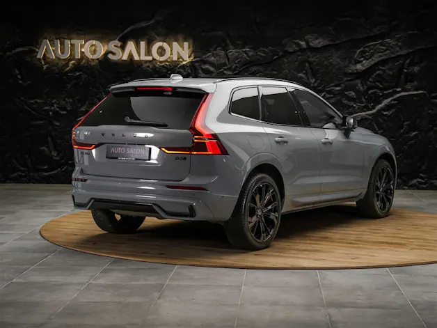 VOLVO XC60 B5 Benzin Mild Hybrid AWD Plus Dark Geartronic *Facelift*Werksgarantie*Panorama*Head-Up*Harman/Kardon*