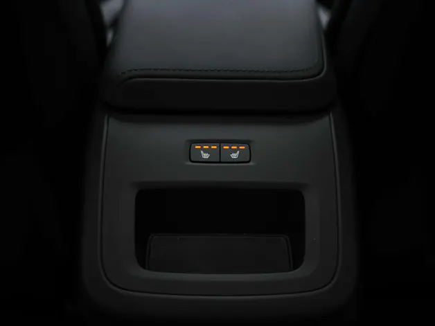 VOLVO XC60 B5 Benzin Mild Hybrid AWD Plus Dark Geartronic *Facelift*Werksgarantie*Panorama*Head-Up*Harman/Kardon*