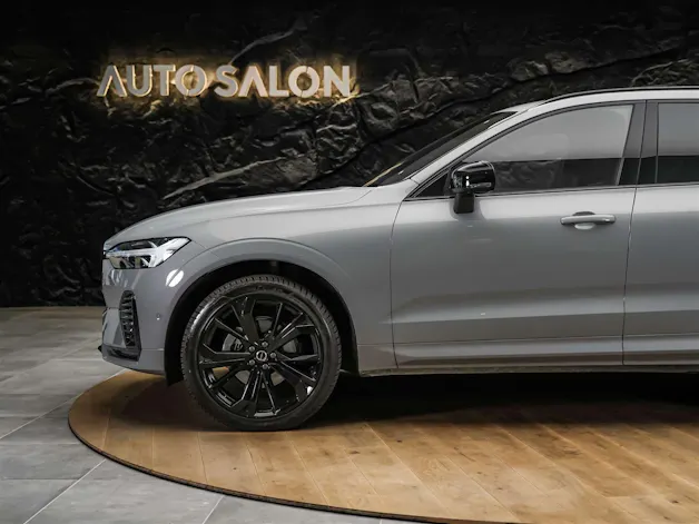 VOLVO XC60 B5 Benzin Mild Hybrid AWD Plus Dark Geartronic *Facelift*Werksgarantie*Panorama*Head-Up*Harman/Kardon*