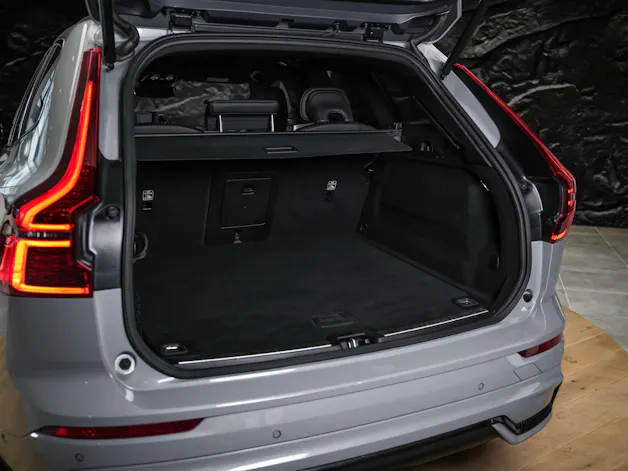 VOLVO XC60 B5 Benzin Mild Hybrid AWD Plus Dark Geartronic *Facelift*Werksgarantie*Panorama*Head-Up*Harman/Kardon*