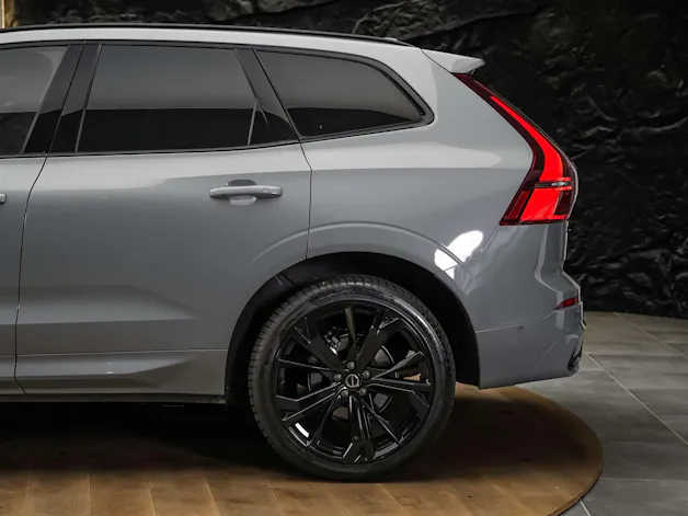 VOLVO XC60 B5 Benzin Mild Hybrid AWD Plus Dark Geartronic *Facelift*Werksgarantie*Panorama*Head-Up*Harman/Kardon*