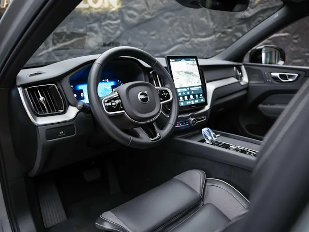 VOLVO XC60 B5 Benzin Mild Hybrid AWD Plus Dark Geartronic *Facelift*Werksgarantie*Panorama*Head-Up*Harman/Kardon*