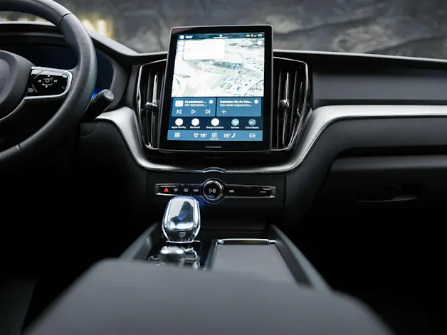 VOLVO XC60 B5 Benzin Mild Hybrid AWD Plus Dark Geartronic *Facelift*Werksgarantie*Panorama*Head-Up*Harman/Kardon*