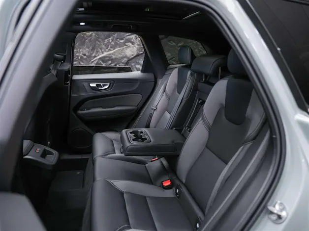 VOLVO XC60 B5 Benzin Mild Hybrid AWD Plus Dark Geartronic *Facelift*Werksgarantie*Panorama*Head-Up*Harman/Kardon*