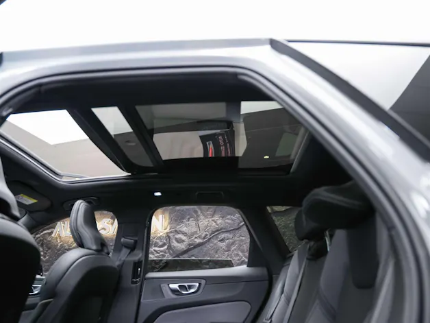 VOLVO XC60 B5 Benzin Mild Hybrid AWD Plus Dark Geartronic *Facelift*Werksgarantie*Panorama*Head-Up*Harman/Kardon*
