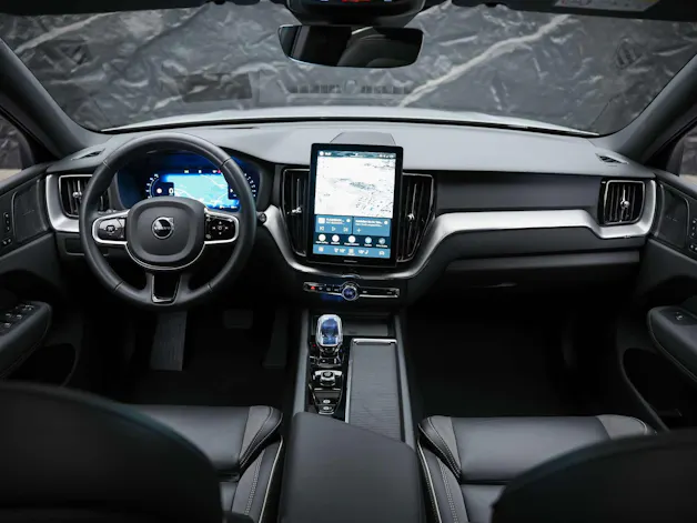 VOLVO XC60 B5 Benzin Mild Hybrid AWD Plus Dark Geartronic *Facelift*Werksgarantie*Panorama*Head-Up*Harman/Kardon*