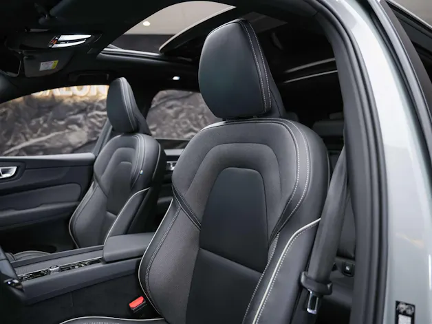 VOLVO XC60 B5 Benzin Mild Hybrid AWD Plus Dark Geartronic *Facelift*Werksgarantie*Panorama*Head-Up*Harman/Kardon*