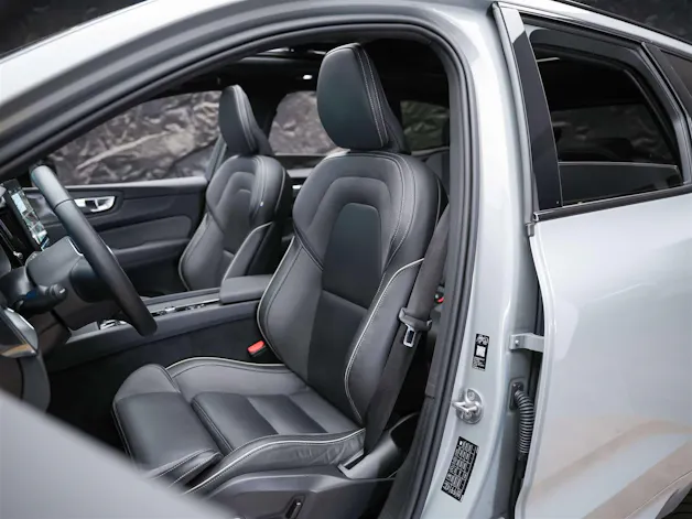 VOLVO XC60 B5 Benzin Mild Hybrid AWD Plus Dark Geartronic *Facelift*Werksgarantie*Panorama*Head-Up*Harman/Kardon*
