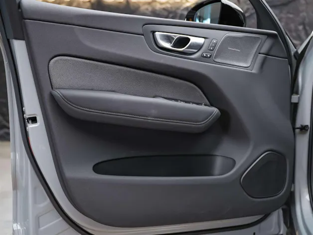 VOLVO XC60 B5 Benzin Mild Hybrid AWD Plus Dark Geartronic *Facelift*Werksgarantie*Panorama*Head-Up*Harman/Kardon*