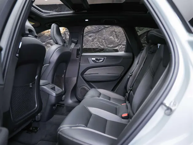 VOLVO XC60 B5 Benzin Mild Hybrid AWD Plus Dark Geartronic *Facelift*Werksgarantie*Panorama*Head-Up*Harman/Kardon*