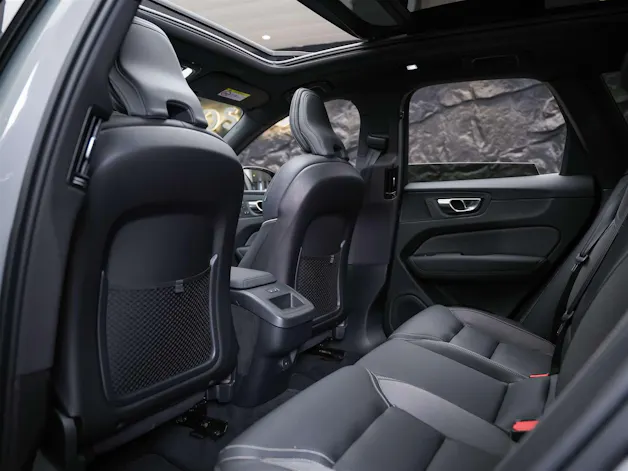VOLVO XC60 B5 Benzin Mild Hybrid AWD Plus Dark Geartronic *Facelift*Werksgarantie*Panorama*Head-Up*Harman/Kardon*