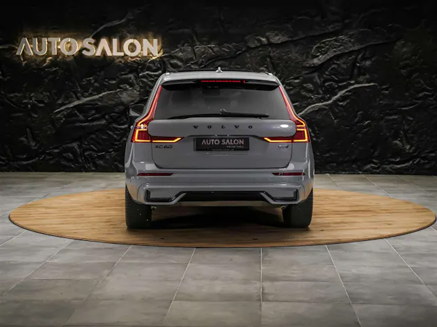 VOLVO XC60 B5 Benzin Mild Hybrid AWD Plus Dark Geartronic *Facelift*Werksgarantie*Panorama*Head-Up*Harman/Kardon*