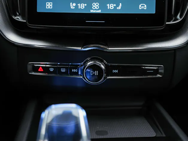 VOLVO XC60 B5 Benzin Mild Hybrid AWD Plus Dark Geartronic *Facelift*Werksgarantie*Panorama*Head-Up*Harman/Kardon*