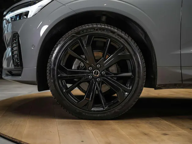 VOLVO XC60 B5 Benzin Mild Hybrid AWD Plus Dark Geartronic *Facelift*Werksgarantie*Panorama*Head-Up*Harman/Kardon*