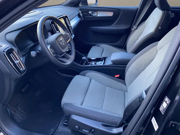 VOLVO XC40 2.0 B3 MH Plus Dark