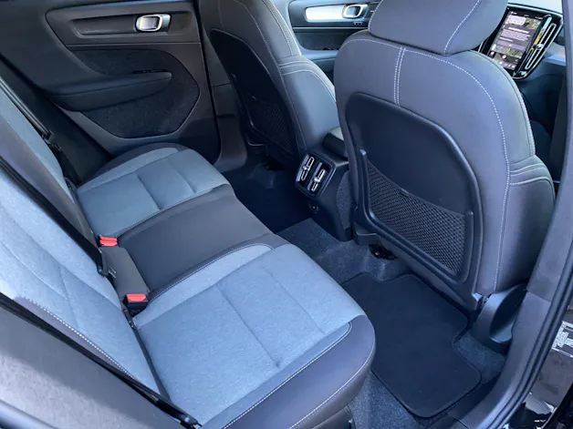 VOLVO XC40 2.0 B3 MH Plus Dark