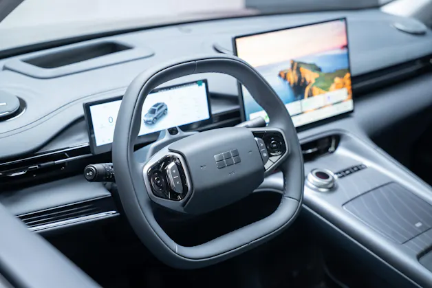 Geely MAX + 68.4 kWh / Panorama-Glasdach / HeadUp / 360°Kamera