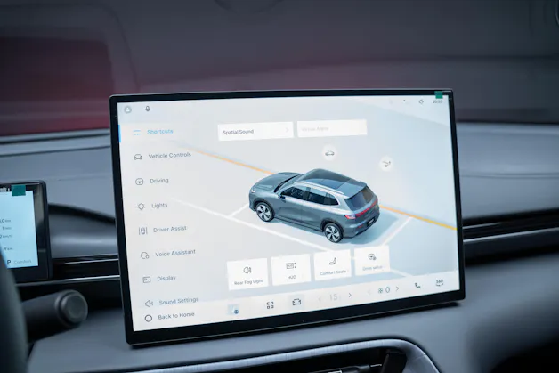 Geely MAX + 68.4 kWh / Panorama-Glasdach / HeadUp / 360°Kamera