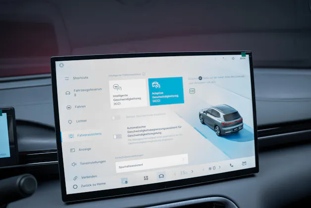 Geely MAX + 68.4 kWh / Panorama-Glasdach / HeadUp / 360°Kamera