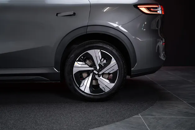 Geely MAX + 68.4 kWh / Panorama-Glasdach / HeadUp / 360°Kamera