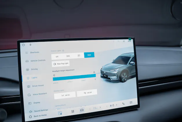 Geely MAX + 68.4 kWh / Panorama-Glasdach / HeadUp / 360°Kamera