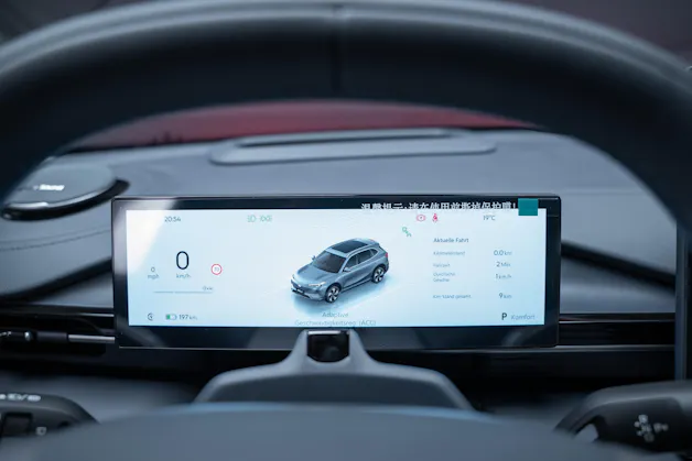 Geely MAX + 68.4 kWh / Panorama-Glasdach / HeadUp / 360°Kamera