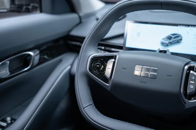 Geely MAX + 68.4 kWh / Panorama-Glasdach / HeadUp / 360°Kamera