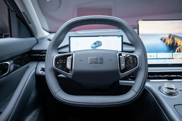 Geely MAX + 68.4 kWh / Panorama-Glasdach / HeadUp / 360°Kamera