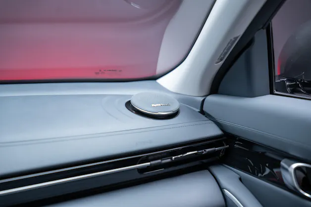 Geely MAX + 68.4 kWh / Panorama-Glasdach / HeadUp / 360°Kamera