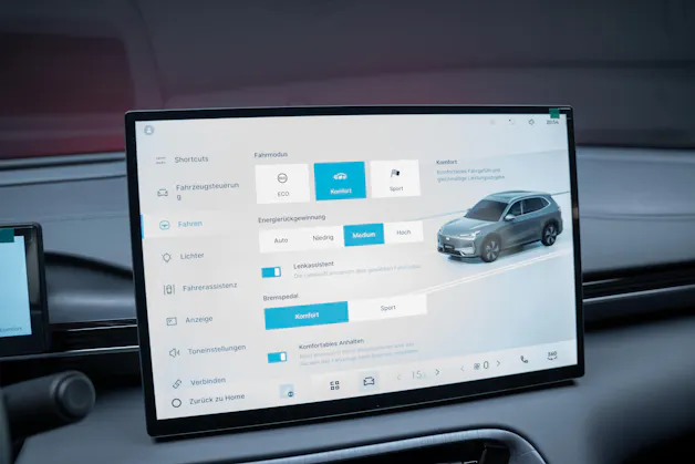 Geely MAX + 68.4 kWh / Panorama-Glasdach / HeadUp / 360°Kamera