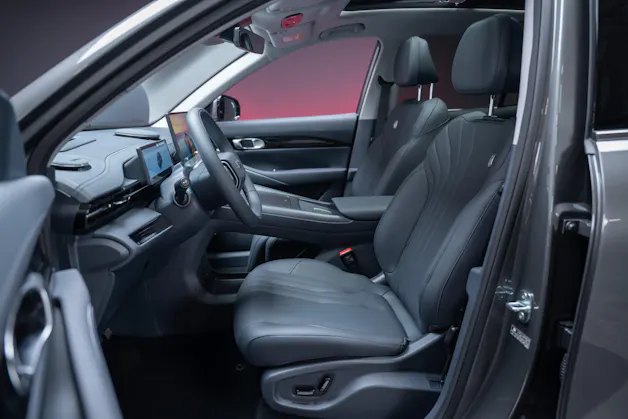 Geely MAX + 68.4 kWh / Panorama-Glasdach / HeadUp / 360°Kamera