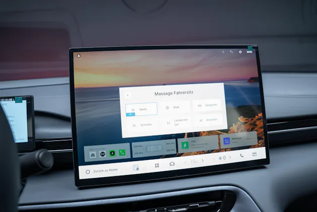 Geely MAX + 68.4 kWh / Panorama-Glasdach / HeadUp / 360°Kamera