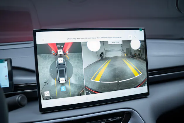Geely MAX + 68.4 kWh / Panorama-Glasdach / HeadUp / 360°Kamera