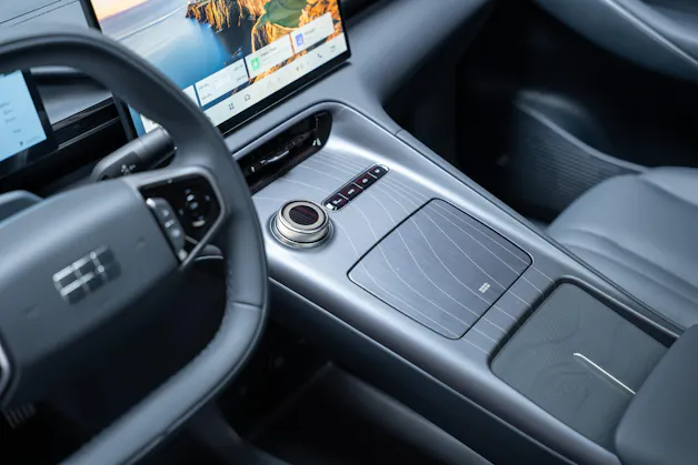 Geely MAX + 68.4 kWh / Panorama-Glasdach / HeadUp / 360°Kamera