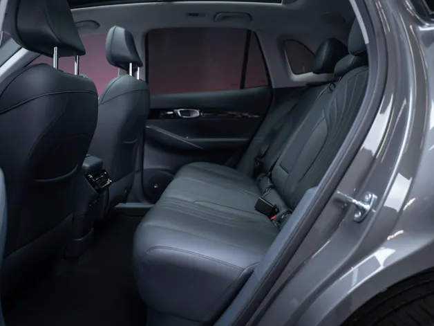 Geely MAX + 68.4 kWh / Panorama-Glasdach / HeadUp / 360°Kamera